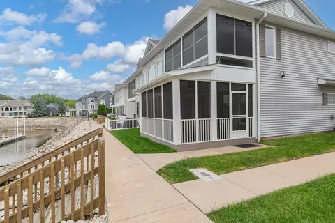 Exterior - 19 Villa Dr, Hampton, IL 61256 photo 1 of 8