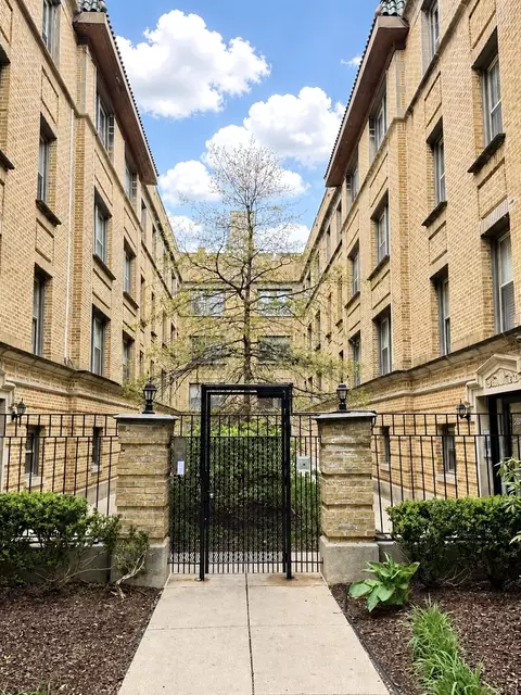 1362 W Greenleaf Ave #3D, Chicago, IL 60626