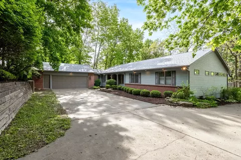 60 Custer Ter, Bettendorf, IA 52722