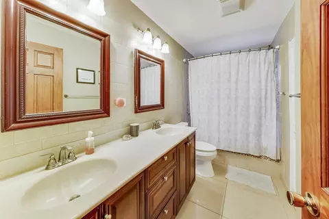 Bath - 4010 N Firestone Dr, Hoffman Estates, IL 60192 photo 1 of 2
