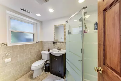 Bath - 4010 N Firestone Dr, Hoffman Estates, IL 60192 photo 2 of 2