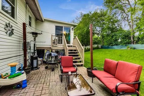 Exterior - 4010 N Firestone Dr, Hoffman Estates, IL 60192 photo 5 of 6