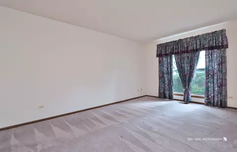 Living - 152 Millers Xing, Itasca, IL 60143 photo 4 of 4