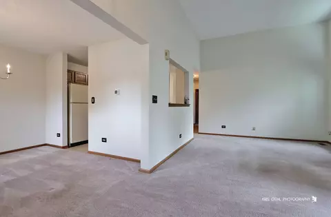Living - 152 Millers Xing, Itasca, IL 60143 photo 2 of 4