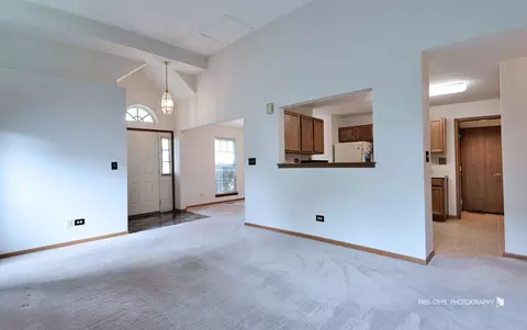 Living - 152 Millers Xing, Itasca, IL 60143 photo 3 of 4
