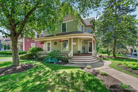 354 S Madison St, Woodstock, IL 60098