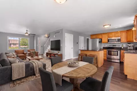 Living - 3806 Bristlecone Dr, Springfield, IL 62712 photo 2 of 10