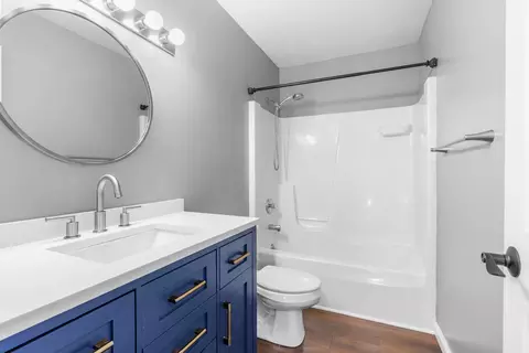 Bath - 3806 Bristlecone Dr, Springfield, IL 62712 photo 3 of 3
