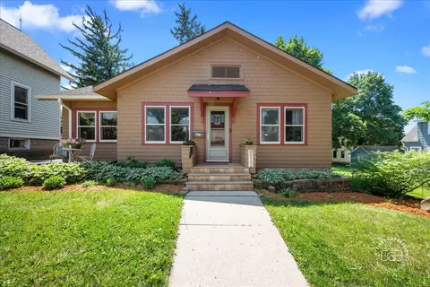 211 Walnut Ave, Saint Charles, IL 60174