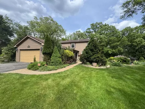 229 Tomahawk Ln, Tower Lakes, IL 60010