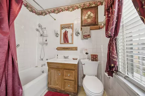 Bath - 15 E 155th St, Harvey, IL 60426 photo 5 of 7