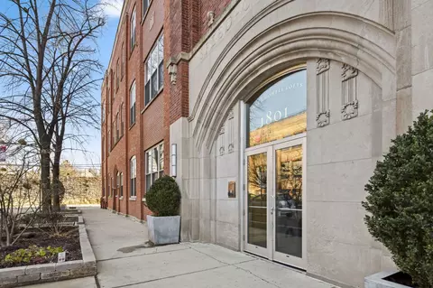 1801 W Larchmont Ave #404, Chicago, IL 60613
