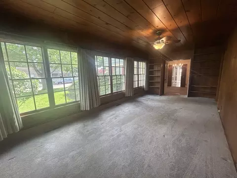 Living - 870 Morgan St, Elgin, IL 60123 photo 2 of 4