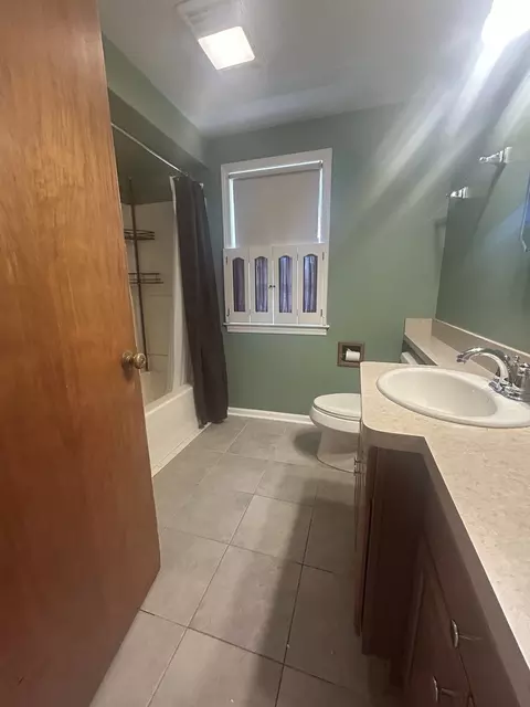Bath - 870 Morgan St, Elgin, IL 60123 photo 2 of 2