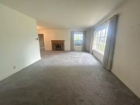 Living - 870 Morgan St, Elgin, IL 60123 photo 3 of 4