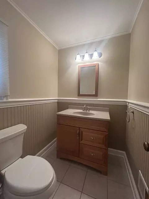 Bath - 870 Morgan St, Elgin, IL 60123 photo 1 of 2