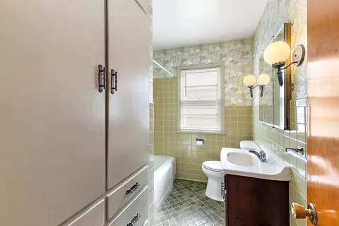 Bath - 3908 Oak Ave, Mchenry, IL 60050 photo 1 of 3