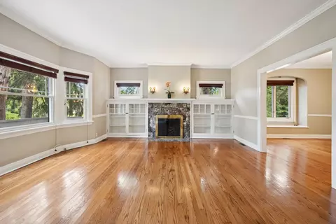 Living - 565 Ryan Pl, Lake Forest, IL 60045 photo 2 of 5