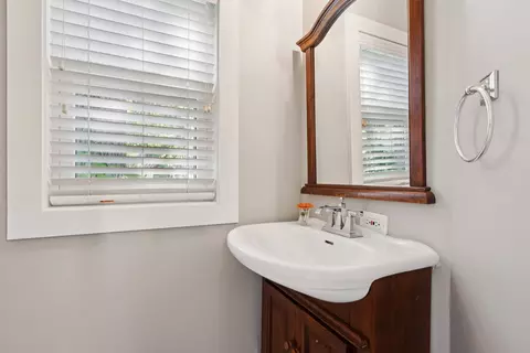 Bath - 565 Ryan Pl, Lake Forest, IL 60045 photo 1 of 3