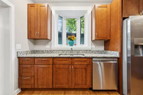Kitchen - 565 Ryan Pl, Lake Forest, IL 60045 photo 2 of 3