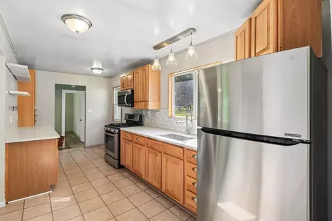 Kitchen - 79 Eagle Point Rd, Fox Lake, IL 60020 photo 3 of 4