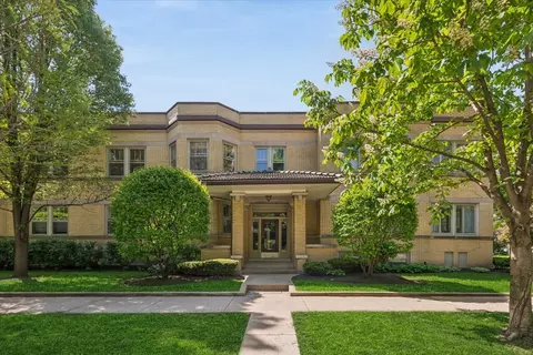 125 Pleasant St #125B, Oak Park, IL 60302