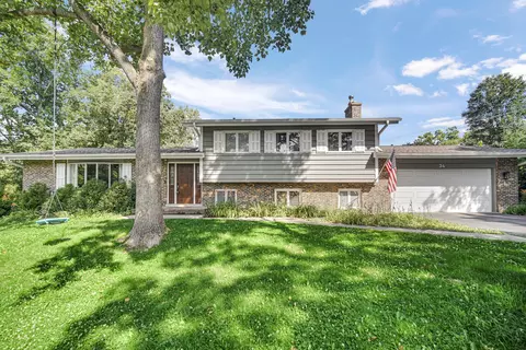 34 Londonderry Ln, Lincolnshire, IL 60069