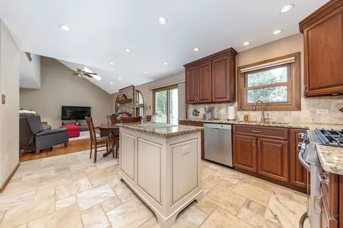2413 Putnam Dr, Naperville, IL 60565 photo 9
