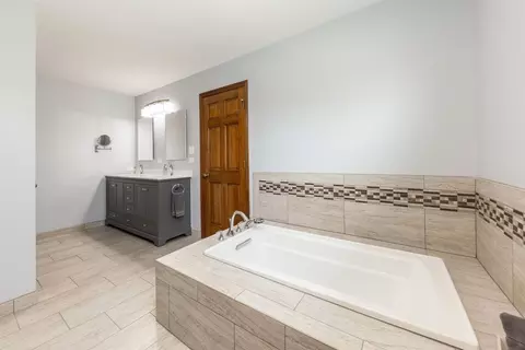 2413 Putnam Dr, Naperville, IL 60565 photo 17