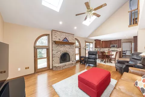 2413 Putnam Dr, Naperville, IL 60565 photo 2