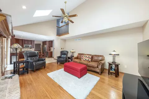 2413 Putnam Dr, Naperville, IL 60565 photo 4