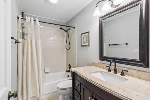 Bath - 687 Rose Ln, Bartlett, IL 60103 photo 2 of 4