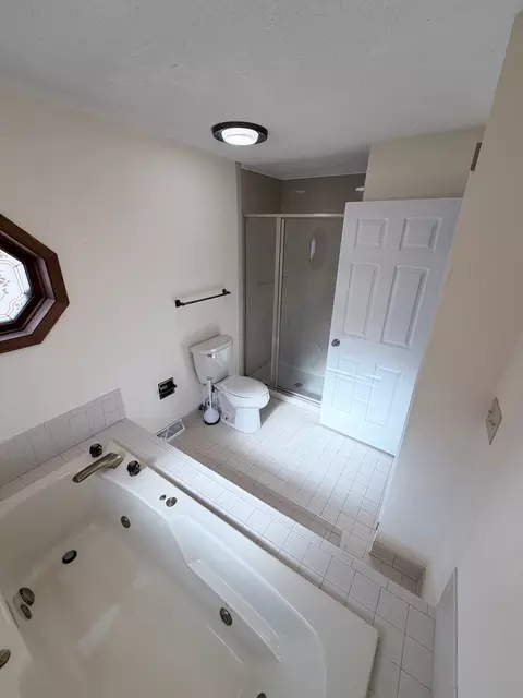 Bath - 4 Sebring Rd, Springfield, IL 62707 photo 4 of 5