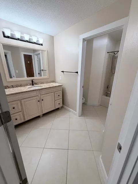 Bath - 4 Sebring Rd, Springfield, IL 62707 photo 5 of 5