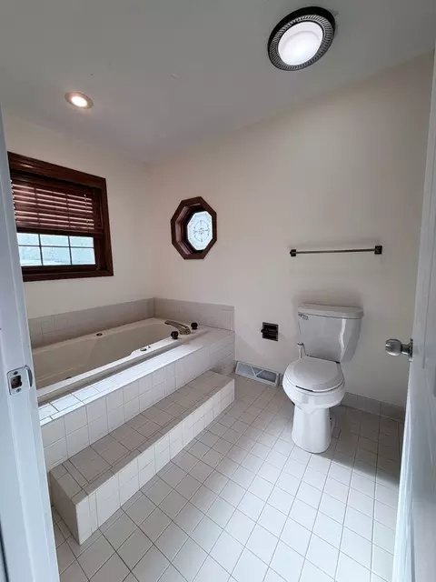 Bath - 4 Sebring Rd, Springfield, IL 62707 photo 3 of 5