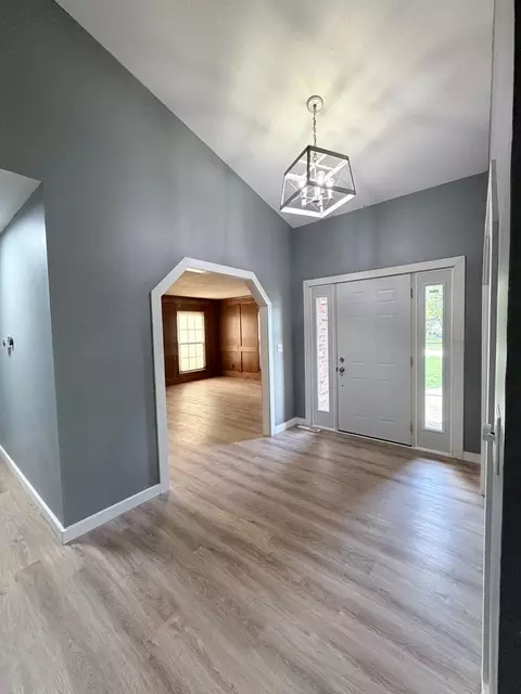 Entry Way - 4 Sebring Rd, Springfield, IL 62707 photo 1 of 2