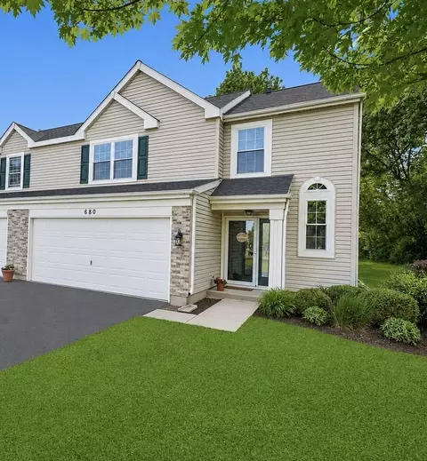 680 Savannah Ln, Crystal Lake, IL 60014