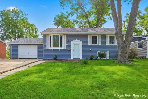 410 Willow Rd, Wauconda, IL 60084