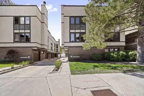 425 S Oak Park Ave #C, Oak Park, IL 60302