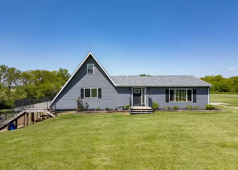 1042 290th St, Viola, IL 61486