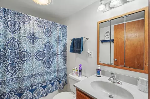 Bath - 1910 Augusta Dr, Champaign, IL 61821 photo 1 of 2