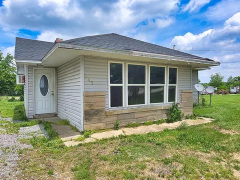 343 S 1st St SE, Clay City, IL 62824