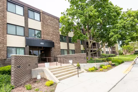 450 Raintree Ct #2B, Glen Ellyn, IL 60137