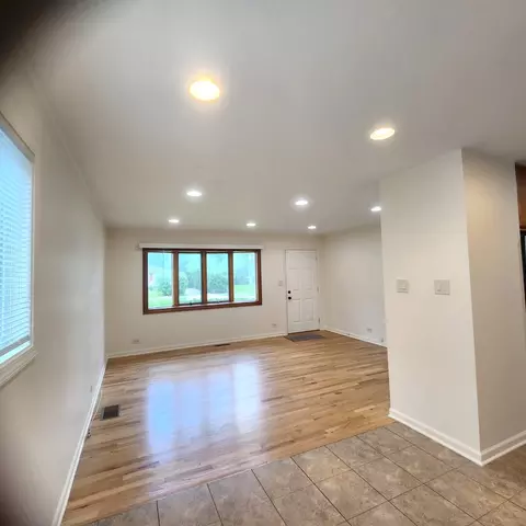208 Albert Ter, Wheeling, IL 60090 photo 12
