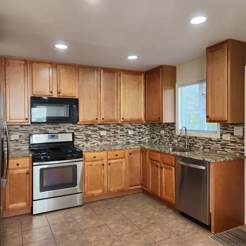 208 Albert Ter, Wheeling, IL 60090 photo 2
