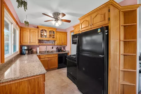 Kitchen - 14 Hampton Rd, Montgomery, IL 60538 photo 2 of 2