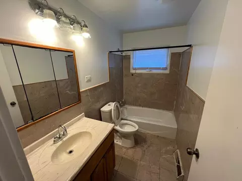 Bath - 16442 Honore Ave, Markham, IL 60428 photo 2 of 2