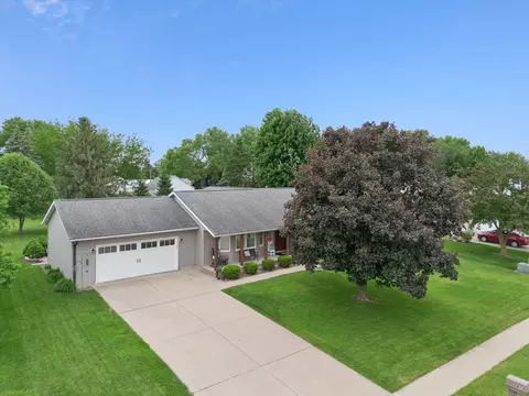 813 Pleasant Hill Dr, Dewitt, IA 52742