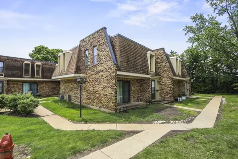 2130 Country Club Dr #2130, Woodridge, IL 60517