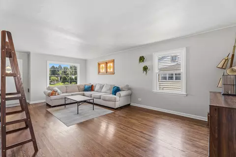 Living - 626 E Division St, Lockport, IL 60441 photo 2 of 3